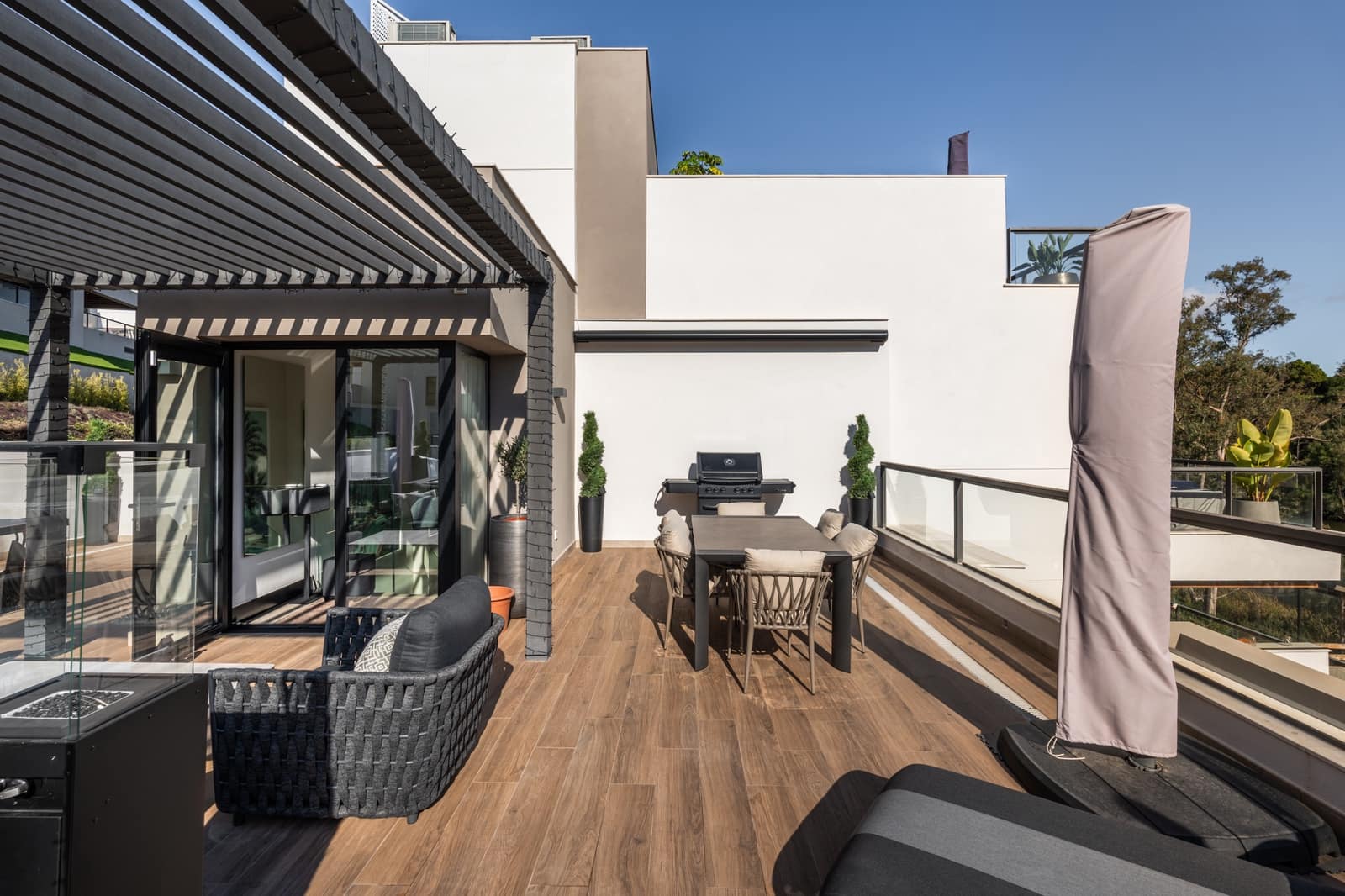 3 makuuhuone Huoneisto myytävänä paikassa Nueva Andalucia mukana uima-altaan 
autotalli - 995 000 € (Ref: 9159393)