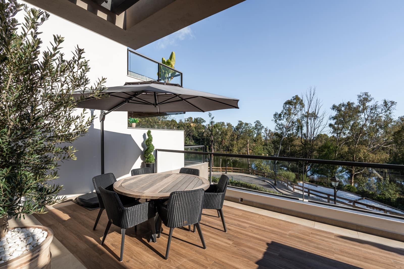 3 makuuhuone Huoneisto myytävänä paikassa Nueva Andalucia mukana uima-altaan 
autotalli - 995 000 € (Ref: 9159393)