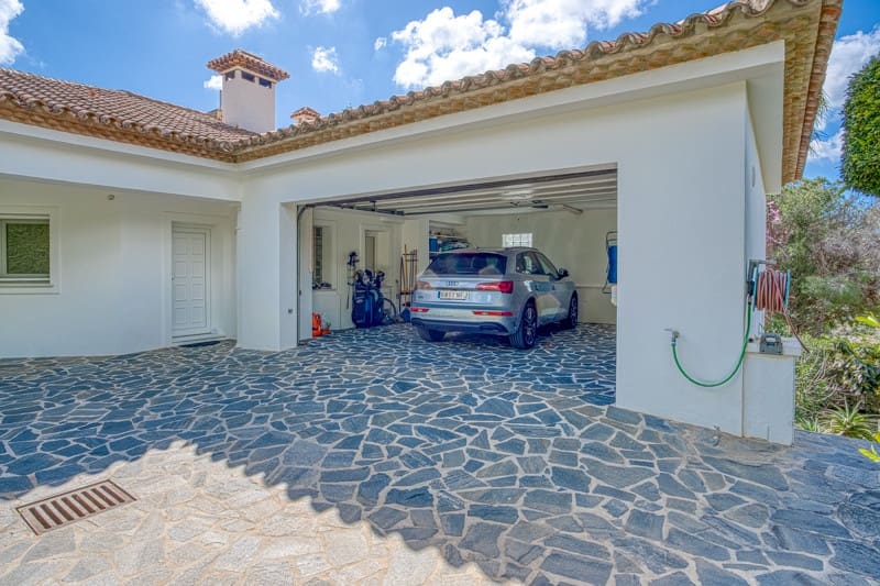 4 sypialnia Willa na sprzedaż w Marbella z basenem garażem - 3 600 000 € (Ref: 9159396)