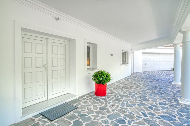 4 sypialnia Willa na sprzedaż w Marbella z basenem garażem - 3 600 000 € (Ref: 9159396)