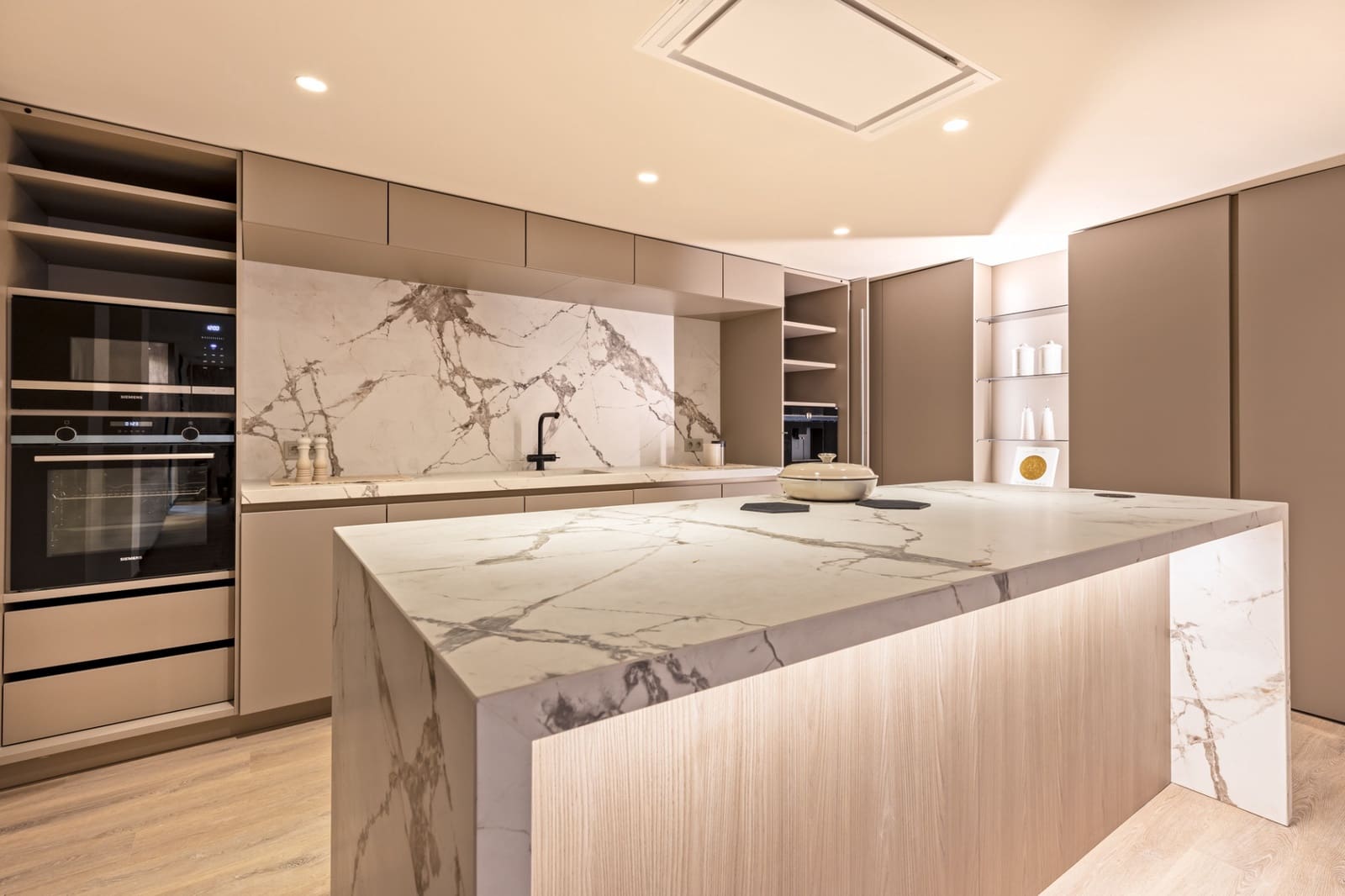 5 bedroom Apartment for sale in Puerto Banus - € 2,650,000 (Ref: 9242853)