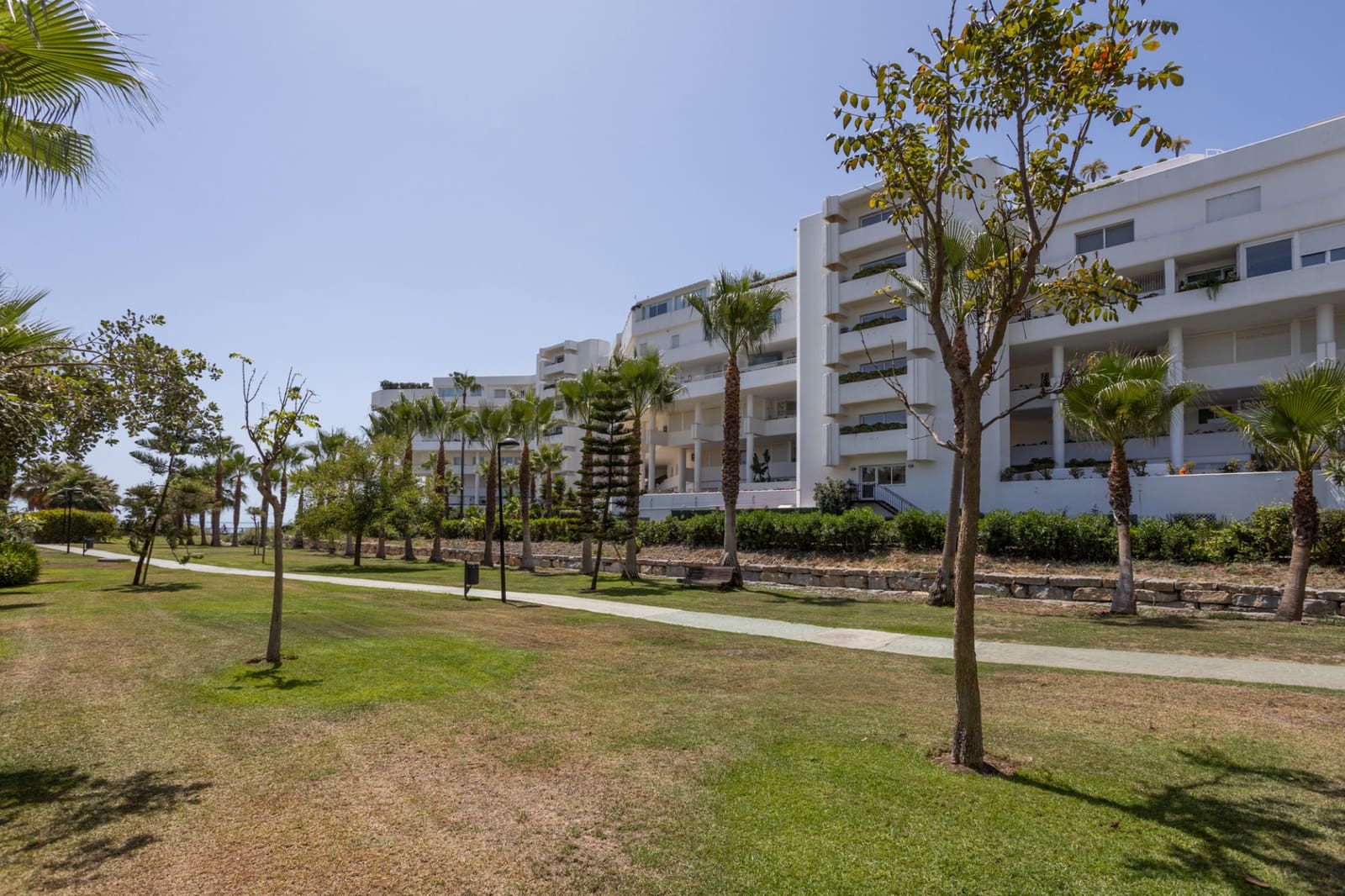 4 bedroom Apartment for sale in Guadalmina with pool garage - € 1,750,000 (Ref: 9385388)