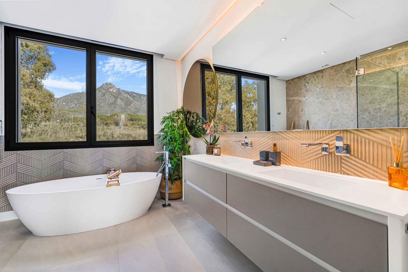 6 soverom Villa til salgs i Golden Mile med svømmebasseng garasje - € 5 900 000 (Ref: 9439672)