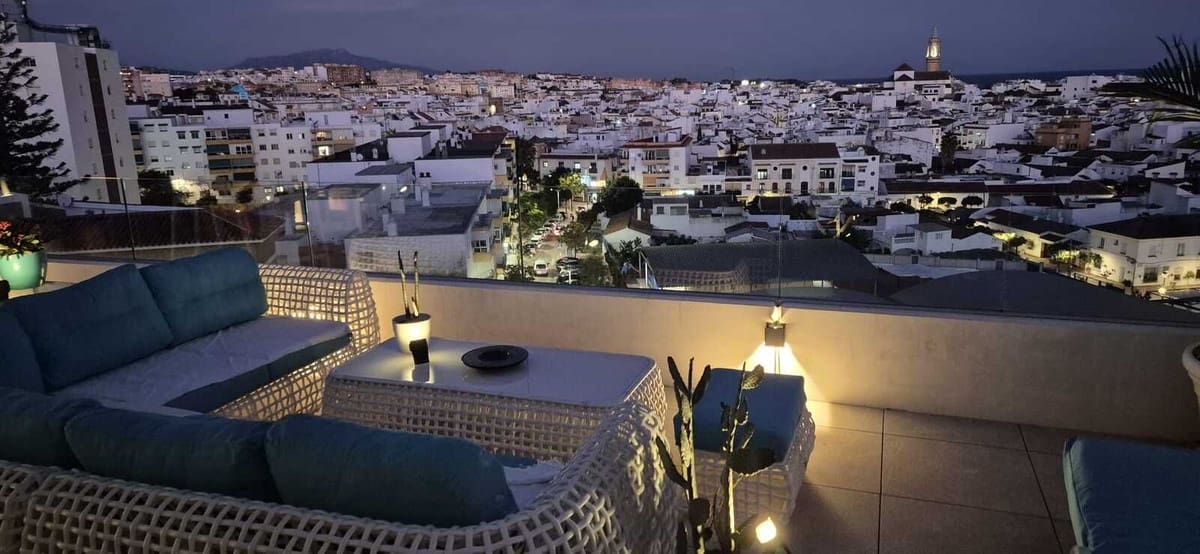 2 soveværelse Penthouse til salg i Estepona med swimmingpool garage - € 1.770.000 (Ref: 9500815)