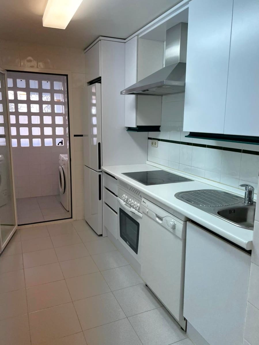 2 slaapkamer Appartement te koop in Nueva Andalucia met zwembad garage - € 379.500 (Ref: 9500842)