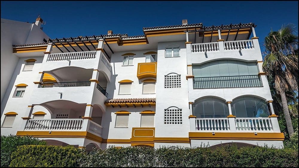 2 slaapkamer Appartement te koop in Nueva Andalucia met zwembad garage - € 379.500 (Ref: 9500842)