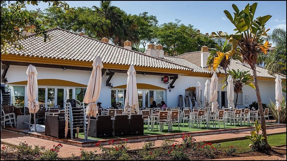 2 slaapkamer Appartement te koop in Nueva Andalucia met zwembad garage - € 379.500 (Ref: 9500842)