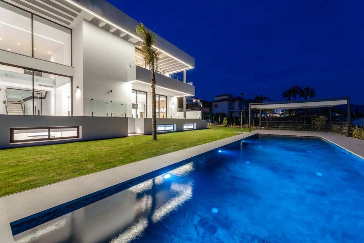 6 bedroom Villa for sale in Benahavis with pool garage - € 4,000,000 (Ref: 9500844)