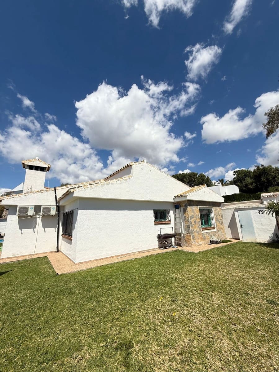 2 bedroom Villa for sale in Benalmadena with pool garage - € 820,000 (Ref: 9500897)