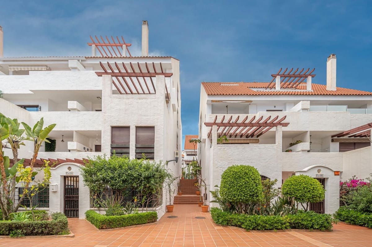 3 chambre Appartement à vendre à Nueva Andalucia avec piscine - 785 000 € (Ref: 9503092)