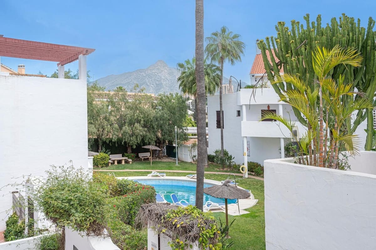 3 bedroom Apartment for sale in Nueva Andalucia with pool - € 785,000 (Ref: 9503092)