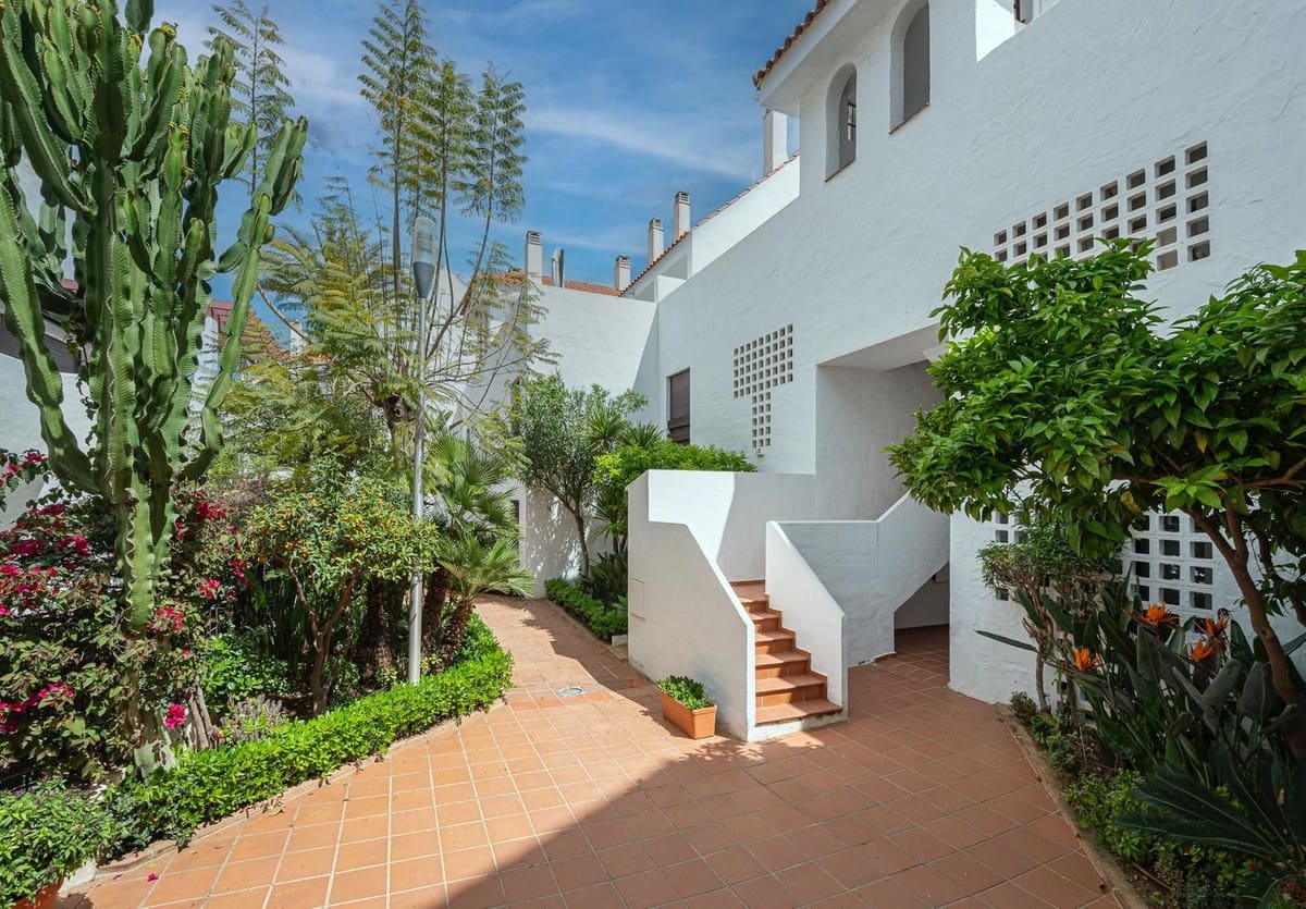 3 soverom Leilighet til salgs i Nueva Andalucia med svømmebasseng - € 785 000 (Ref: 9503092)