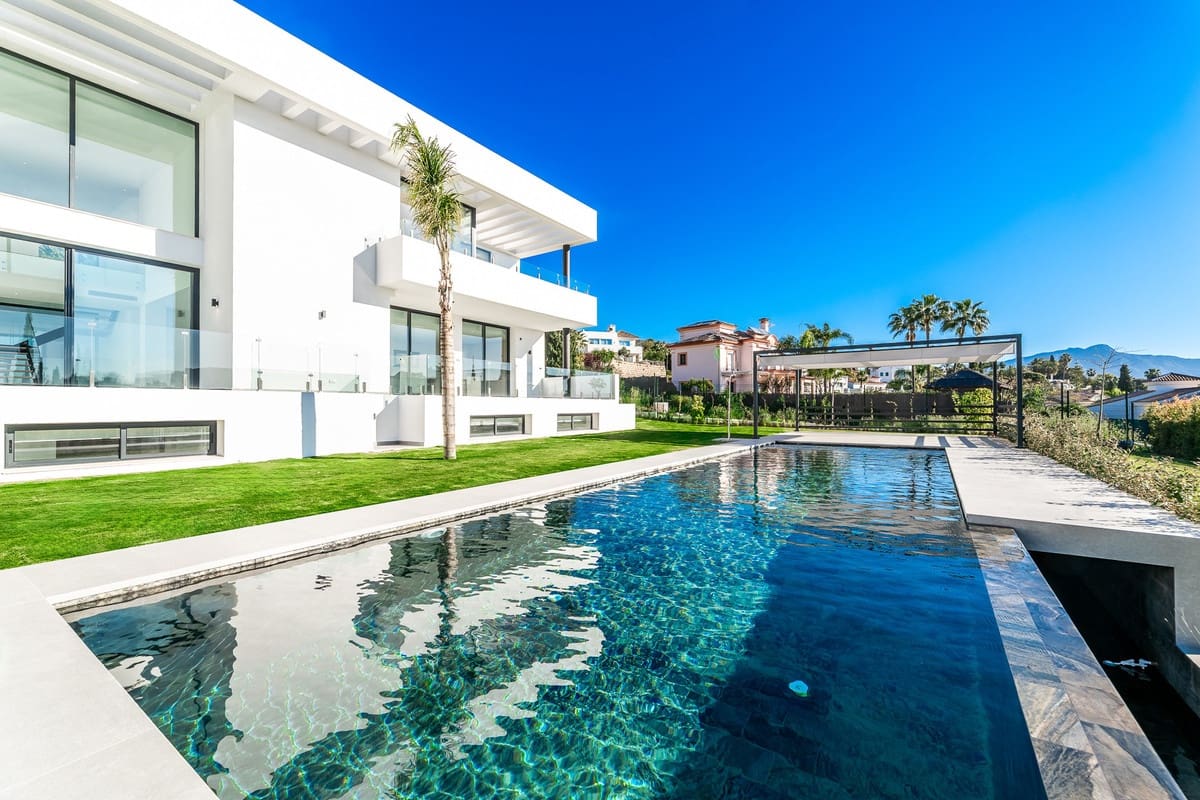 6 bedroom Villa for sale in Benahavis with pool garage - € 3,990,000 (Ref: 9503409)
