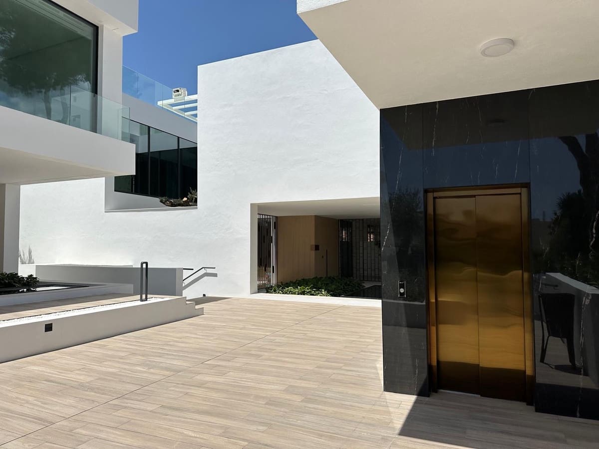 4 bedroom Townhouse for sale in Marbella with pool garage - € 4,800,000 (Ref: 9503410)