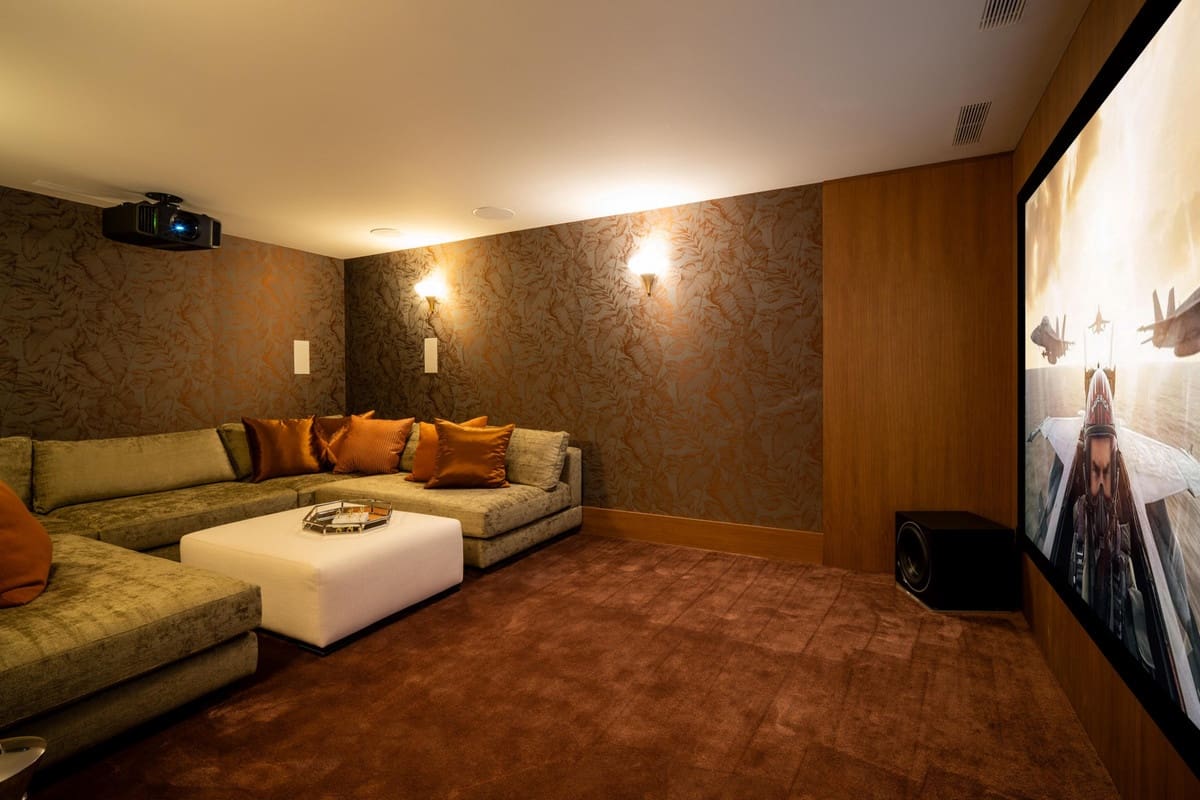 8 bedroom Villa for sale in Benahavis with pool garage - € 10,900,000 (Ref: 9503413)