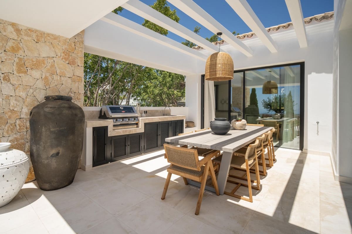 8 bedroom Villa for sale in Benahavis with pool garage - € 10,900,000 (Ref: 9503413)