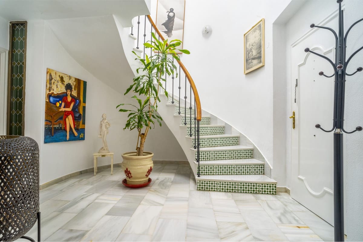 4 soveværelse Villa til salg i Nueva Andalucia med swimmingpool garage - € 1.475.000 (Ref: 9503415)