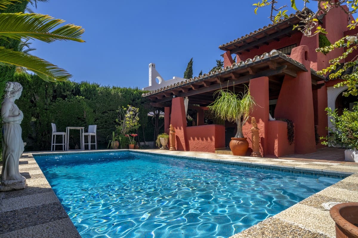 4 soveværelse Villa til salg i Nueva Andalucia med swimmingpool garage - € 1.475.000 (Ref: 9503415)
