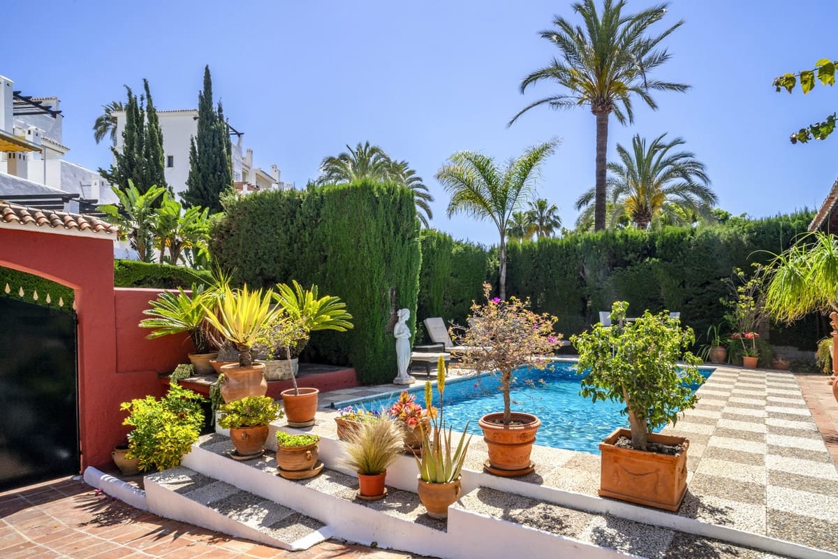 4 soveværelse Villa til salg i Nueva Andalucia med swimmingpool garage - € 1.475.000 (Ref: 9503415)