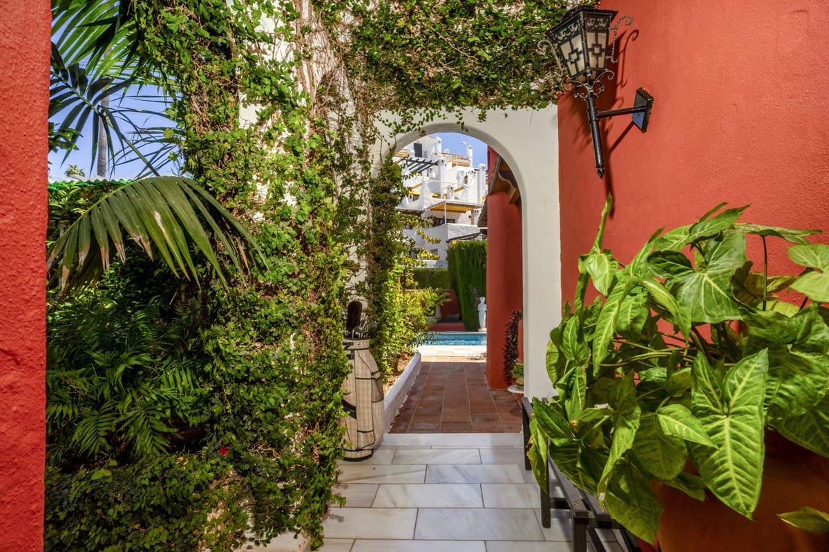 4 soveværelse Villa til salg i Nueva Andalucia med swimmingpool garage - € 1.475.000 (Ref: 9503415)