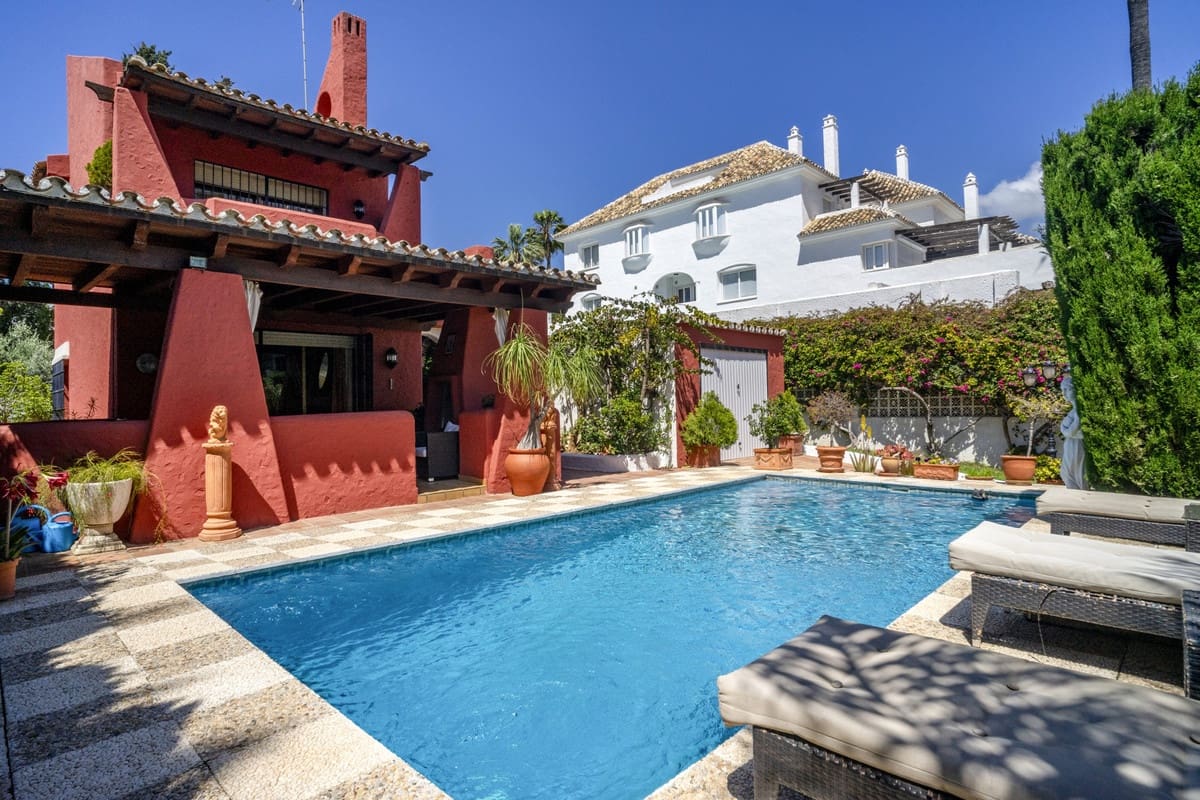 4 soveværelse Villa til salg i Nueva Andalucia med swimmingpool garage - € 1.475.000 (Ref: 9503415)