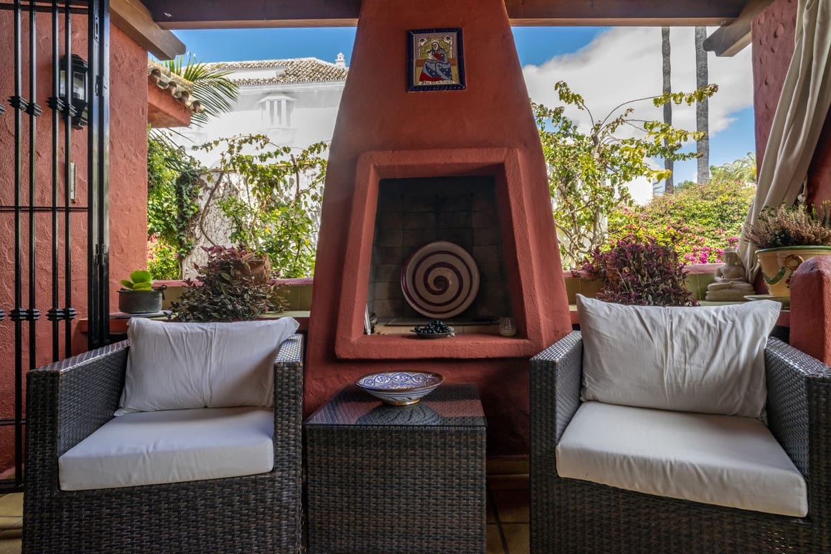 4 soveværelse Villa til salg i Nueva Andalucia med swimmingpool garage - € 1.475.000 (Ref: 9503415)