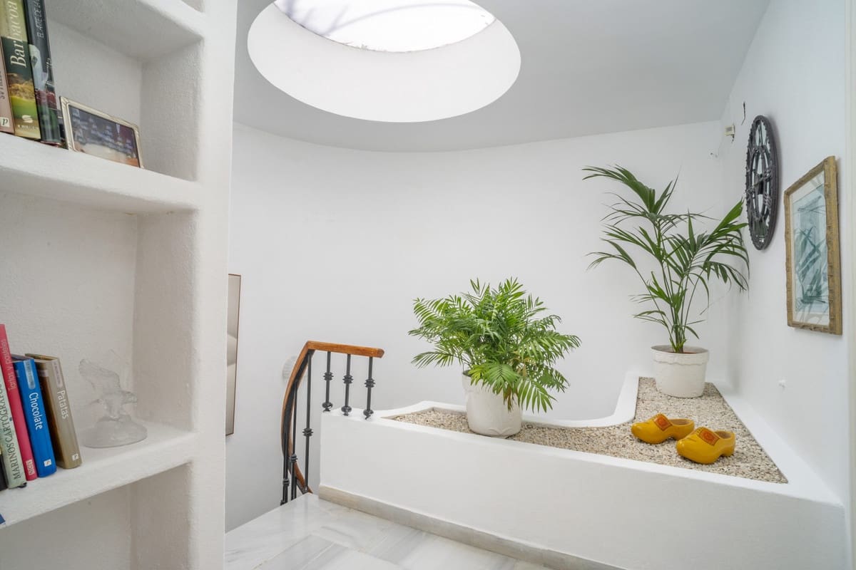 4 soveværelse Villa til salg i Nueva Andalucia med swimmingpool garage - € 1.475.000 (Ref: 9503415)