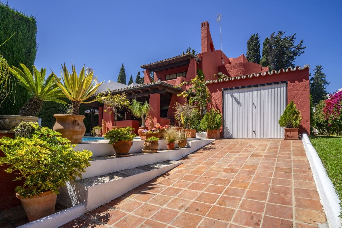 4 soveværelse Villa til salg i Nueva Andalucia med swimmingpool garage - € 1.475.000 (Ref: 9503415)