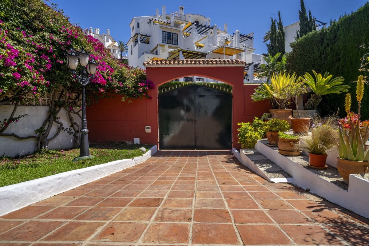4 soveværelse Villa til salg i Nueva Andalucia med swimmingpool garage - € 1.475.000 (Ref: 9503415)