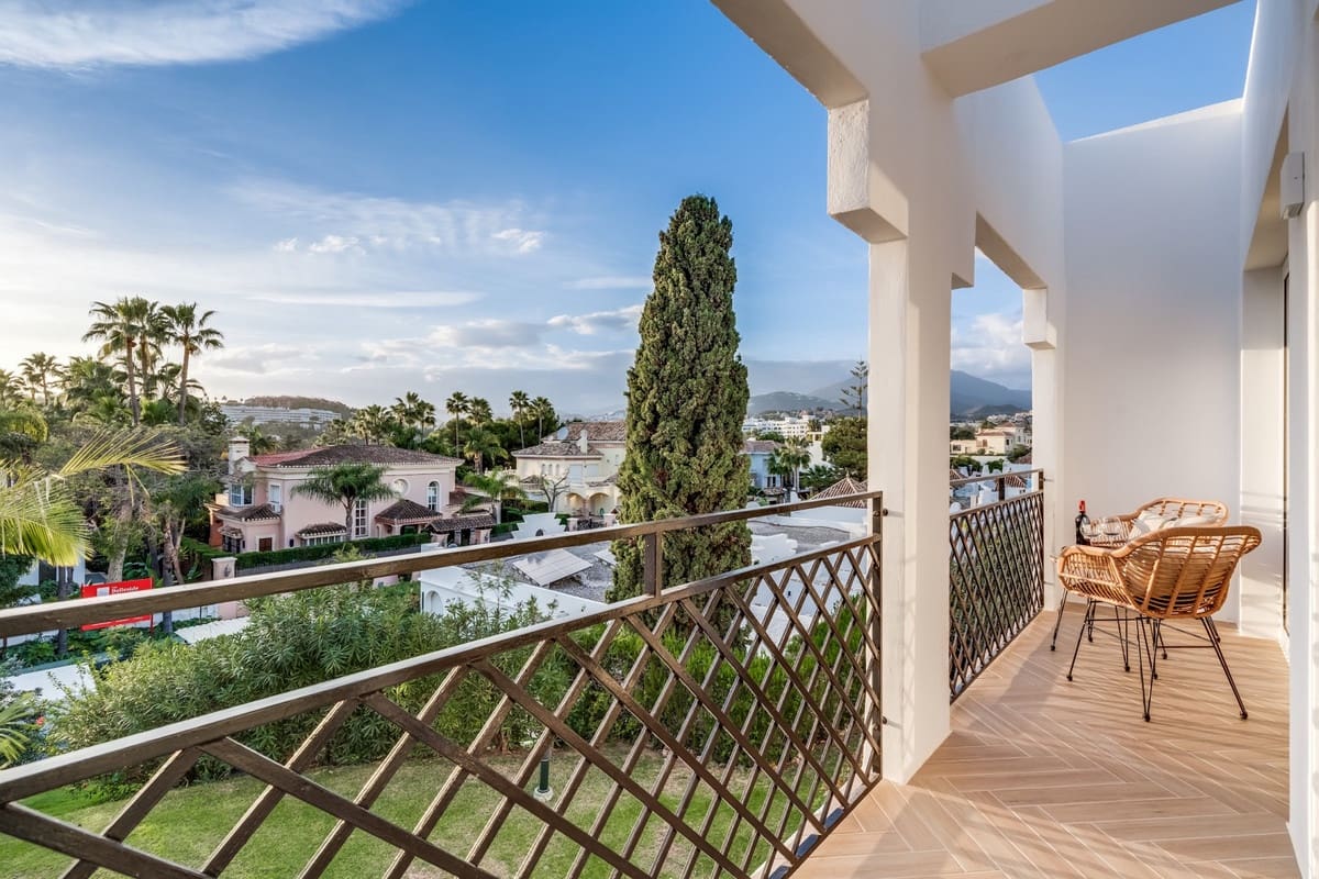 4 soveværelse Byhus til salg i Nueva Andalucia med swimmingpool - € 1.395.000 (Ref: 9511152)