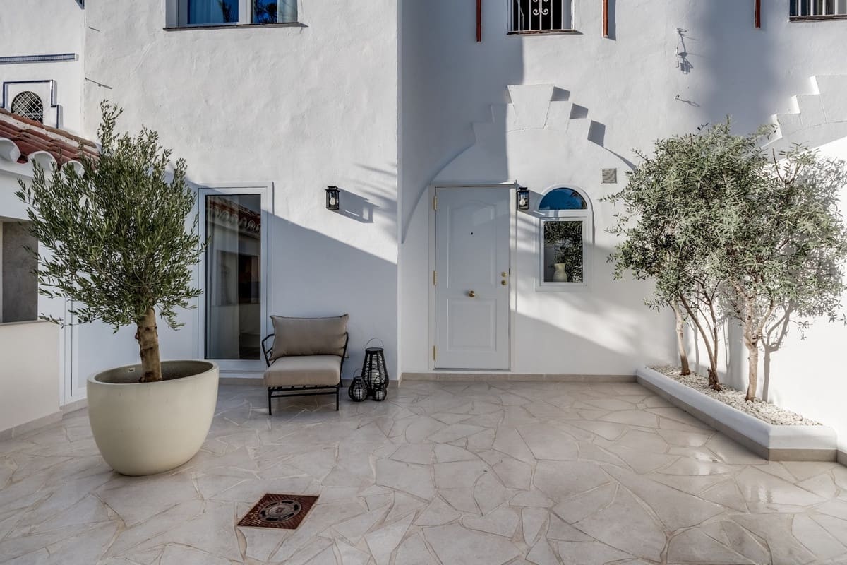 4 soverom Hus til salgs i Nueva Andalucia med svømmebasseng - € 1 395 000 (Ref: 9511152)