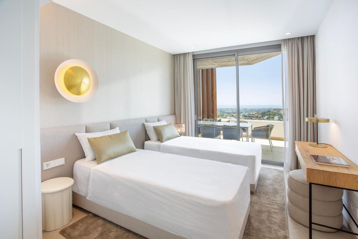 3 bedroom Penthouse for sale in La Quinta with pool garage - € 1,590,000 (Ref: 9511162)