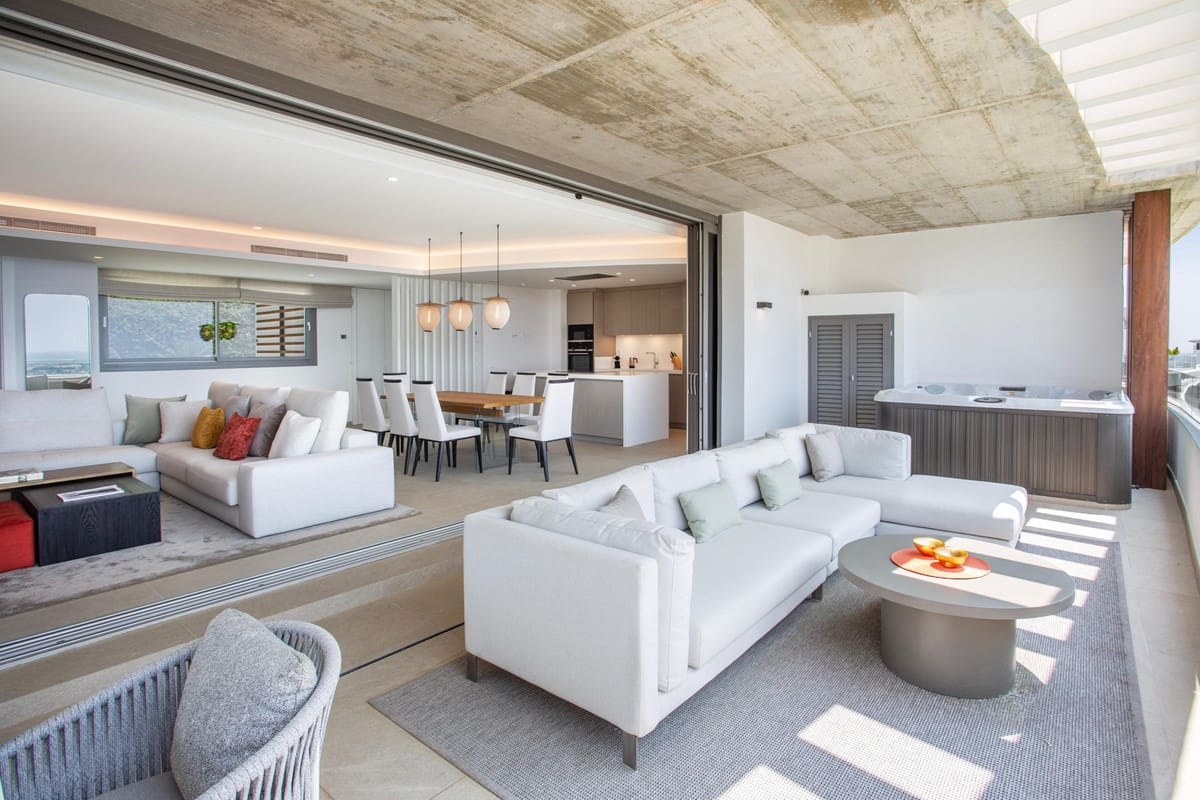 3 bedroom Penthouse for sale in La Quinta with pool garage - € 1,590,000 (Ref: 9511162)