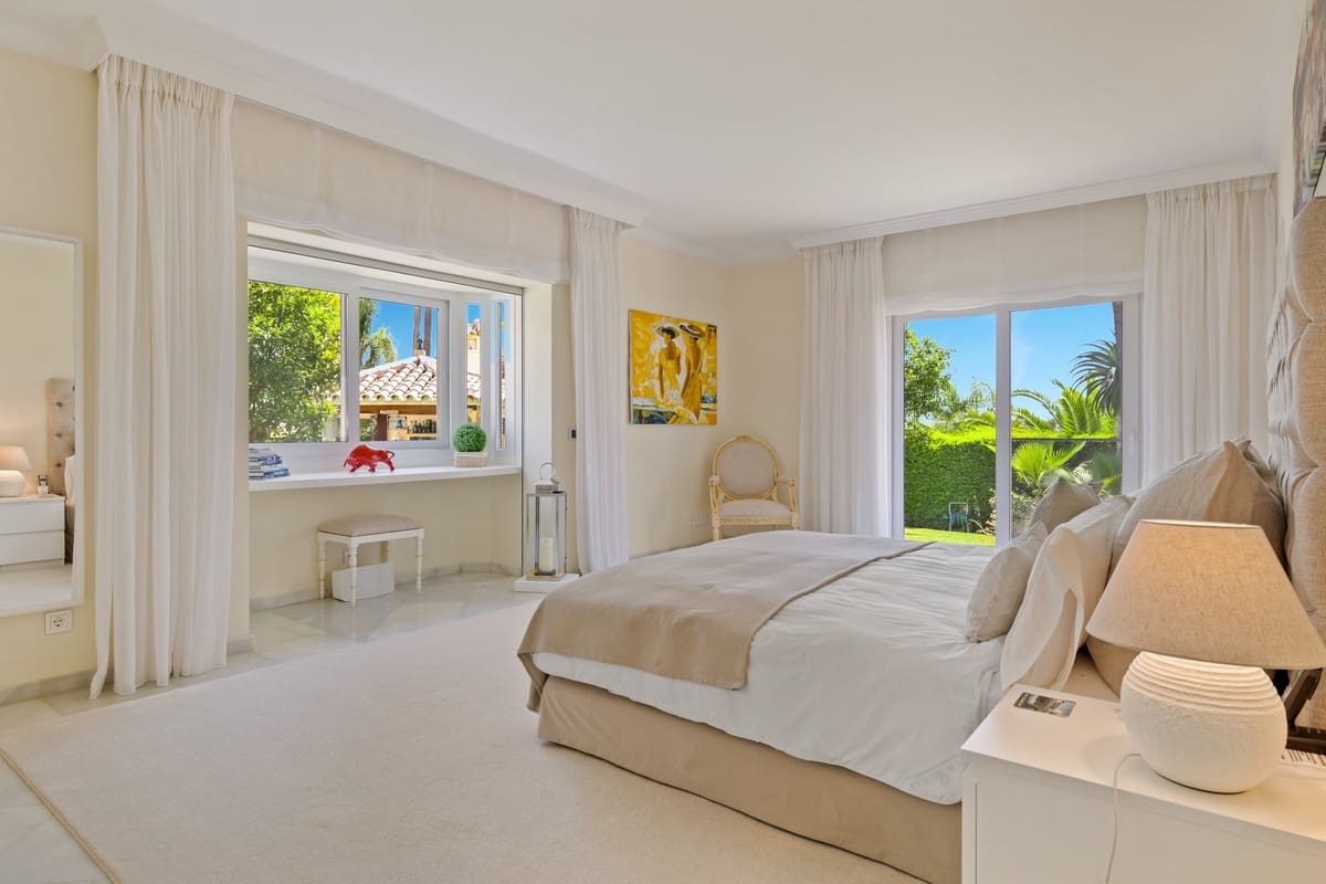 6 slaapkamer Villa te koop in Nueva Andalucia met zwembad garage - € 6.900.000 (Ref: 9511398)