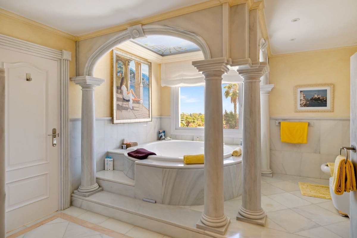 6 slaapkamer Villa te koop in Nueva Andalucia met zwembad garage - € 6.900.000 (Ref: 9511398)