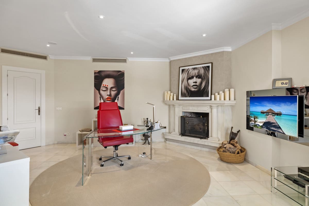 6 slaapkamer Villa te koop in Nueva Andalucia met zwembad garage - € 6.900.000 (Ref: 9511398)