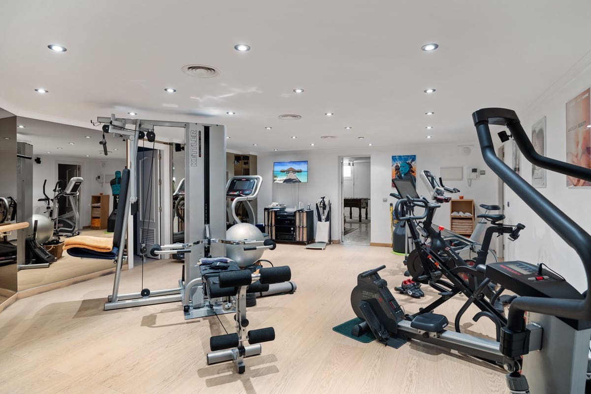 6 slaapkamer Villa te koop in Nueva Andalucia met zwembad garage - € 6.900.000 (Ref: 9511398)