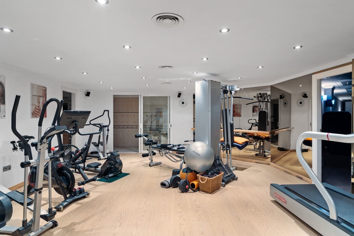 6 slaapkamer Villa te koop in Nueva Andalucia met zwembad garage - € 6.900.000 (Ref: 9511398)