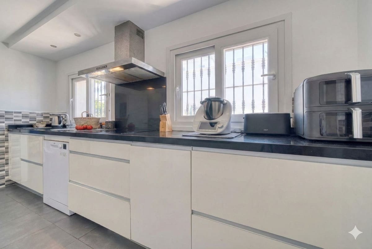 5 makuuhuone Huvila myytävänä paikassa Buenas Noches mukana uima-altaan 
autotalli - 830 000 € (Ref: 9516493)