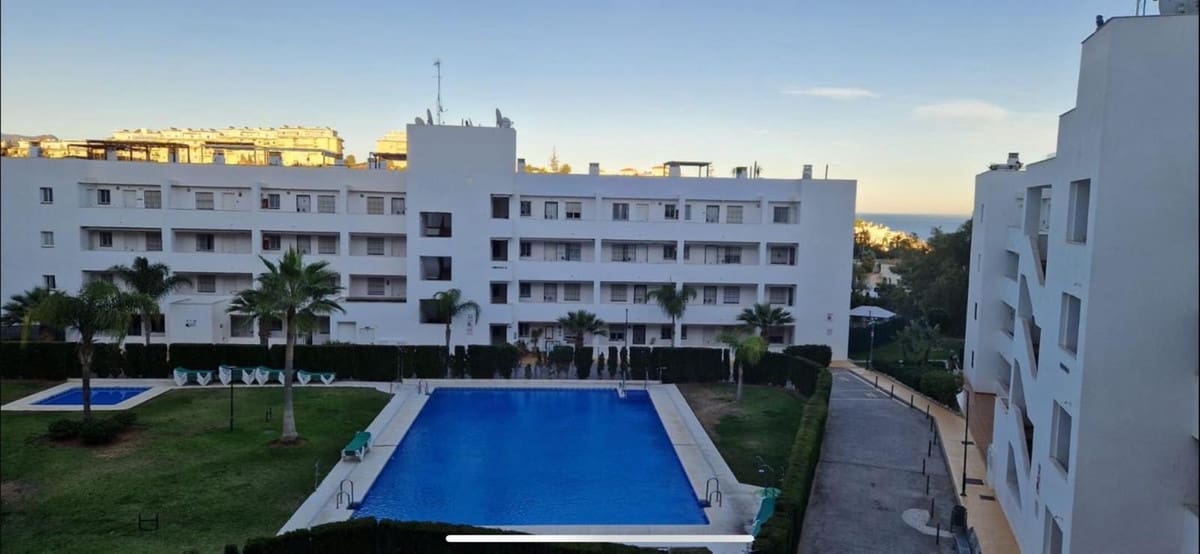 2 soverom Leilighet til salgs i Mijas Costa med svømmebasseng garasje - € 360 000 (Ref: 9528581)