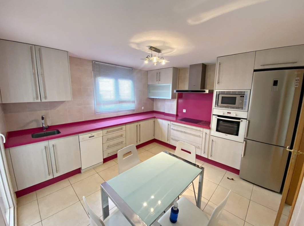 4 bedroom Apartment for sale in Nueva Andalucia with garage - € 450,000 (Ref: 9532432)