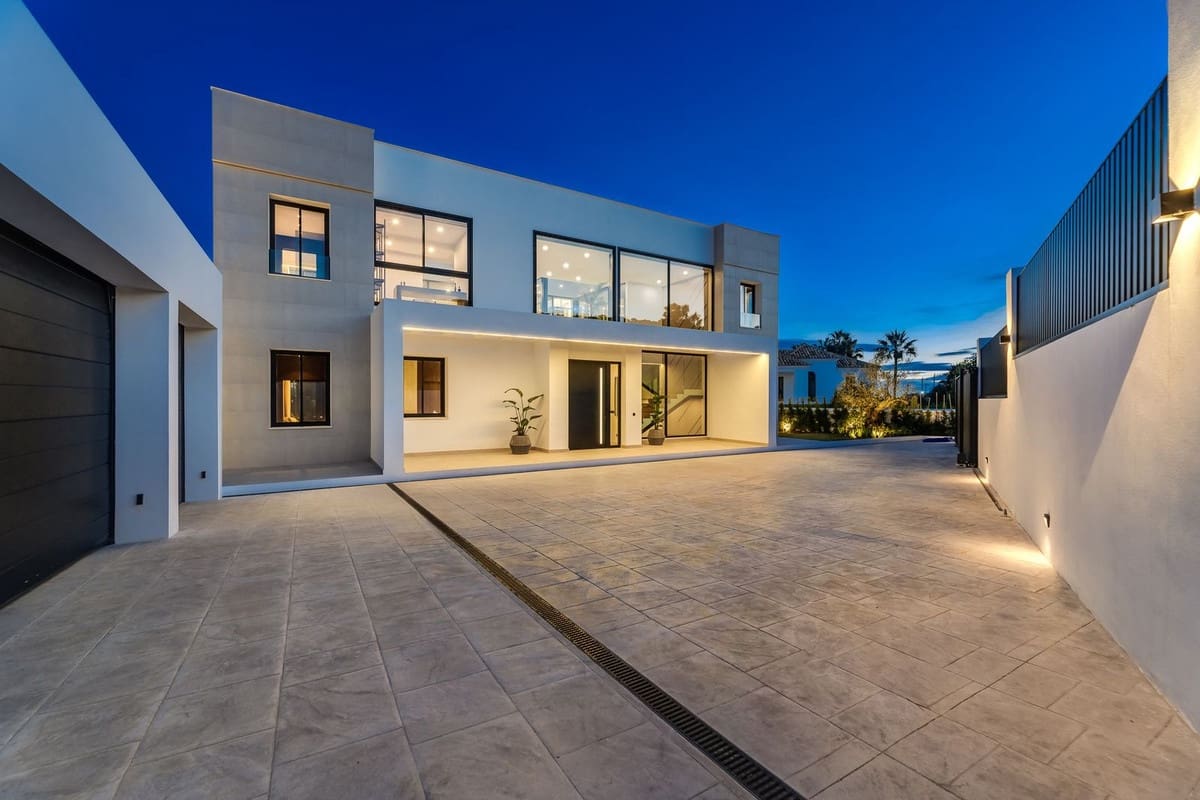 6 bedroom Villa for sale in El Madronal with pool garage - € 7,000,000 (Ref: 9542656)