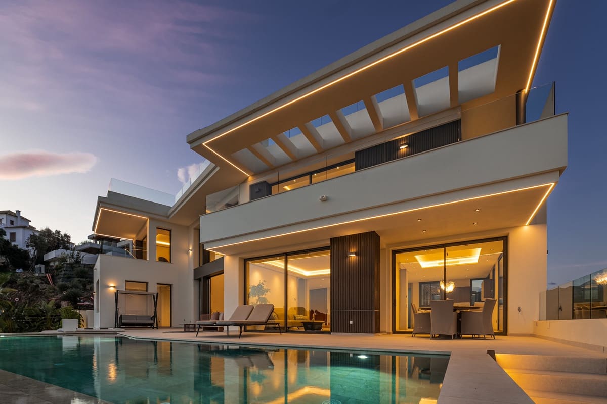 6 bedroom Villa for sale in Benahavis with pool garage - € 4,950,000 (Ref: 9559182)