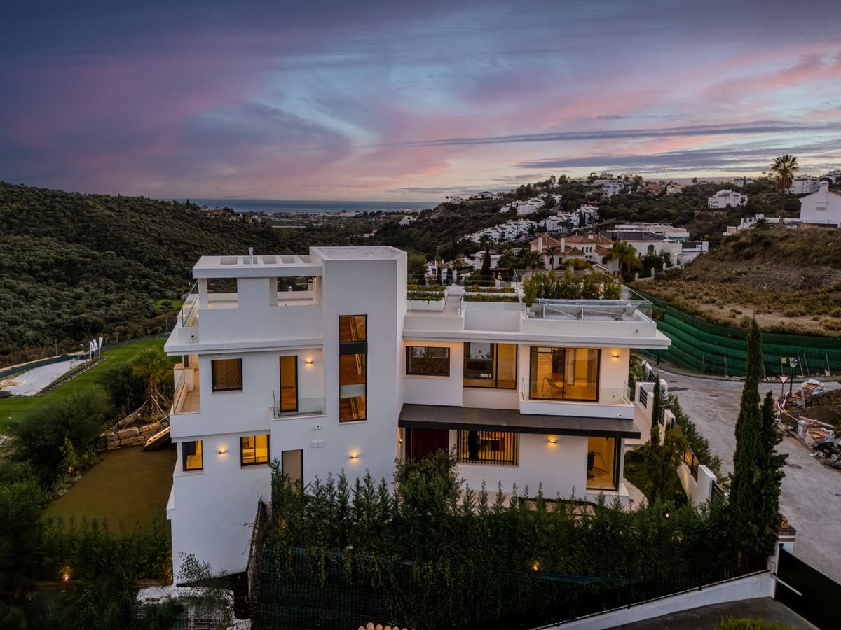 6 bedroom Villa for sale in Benahavis with pool garage - € 4,950,000 (Ref: 9559182)