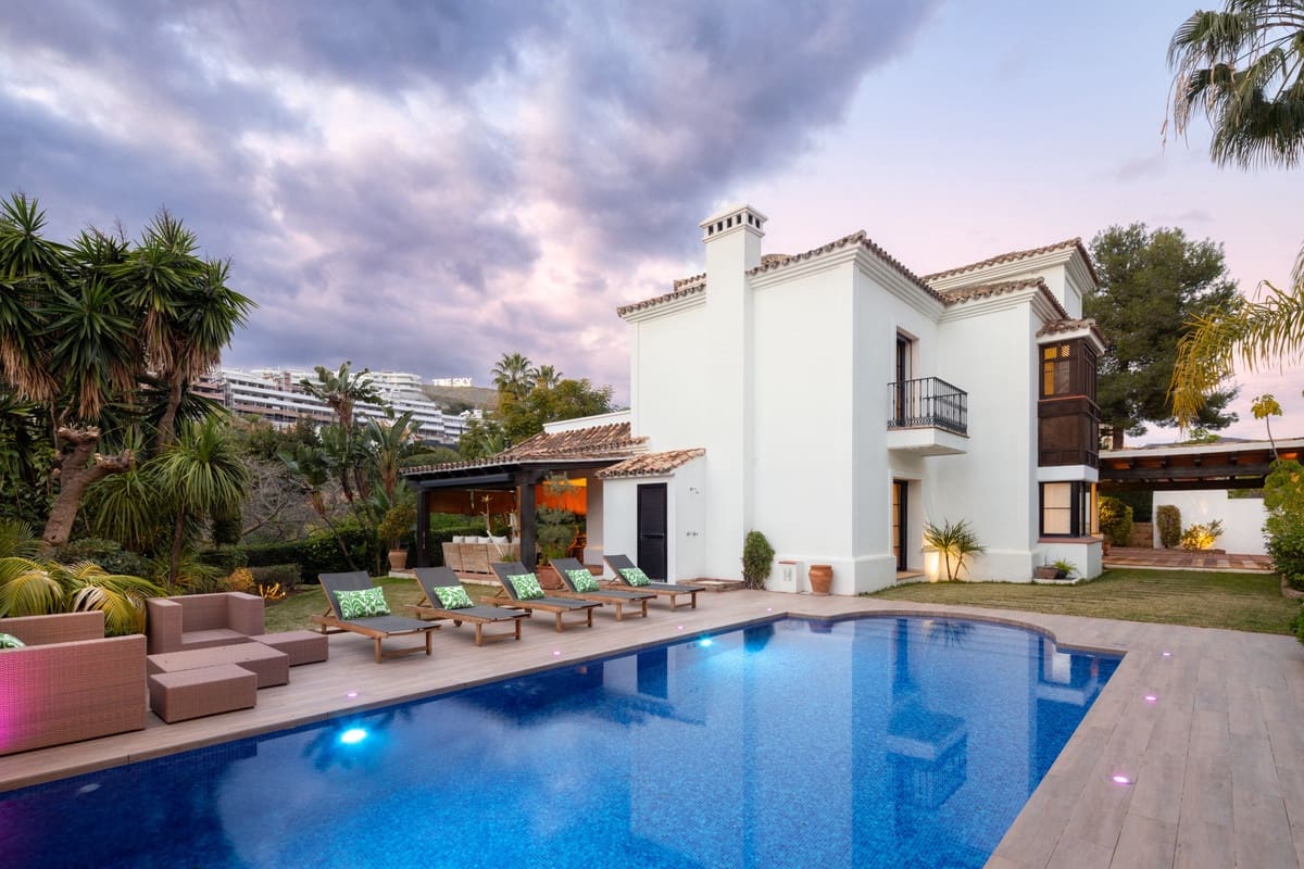 4 bedroom Villa for sale in La Quinta with pool garage - € 2,950,000 (Ref: 9559484)
