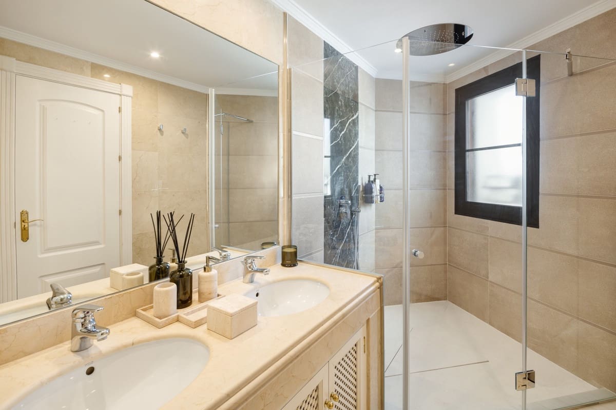 4 bedroom Villa for sale in La Quinta with pool garage - € 2,950,000 (Ref: 9559484)