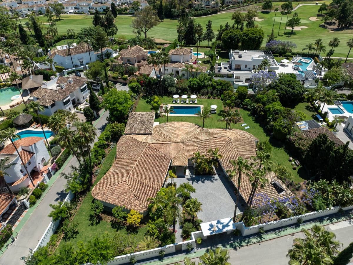 5 sypialnia Willa na sprzedaż w Nueva Andalucia z basenem garażem - 6 995 000 € (Ref: 9566579)