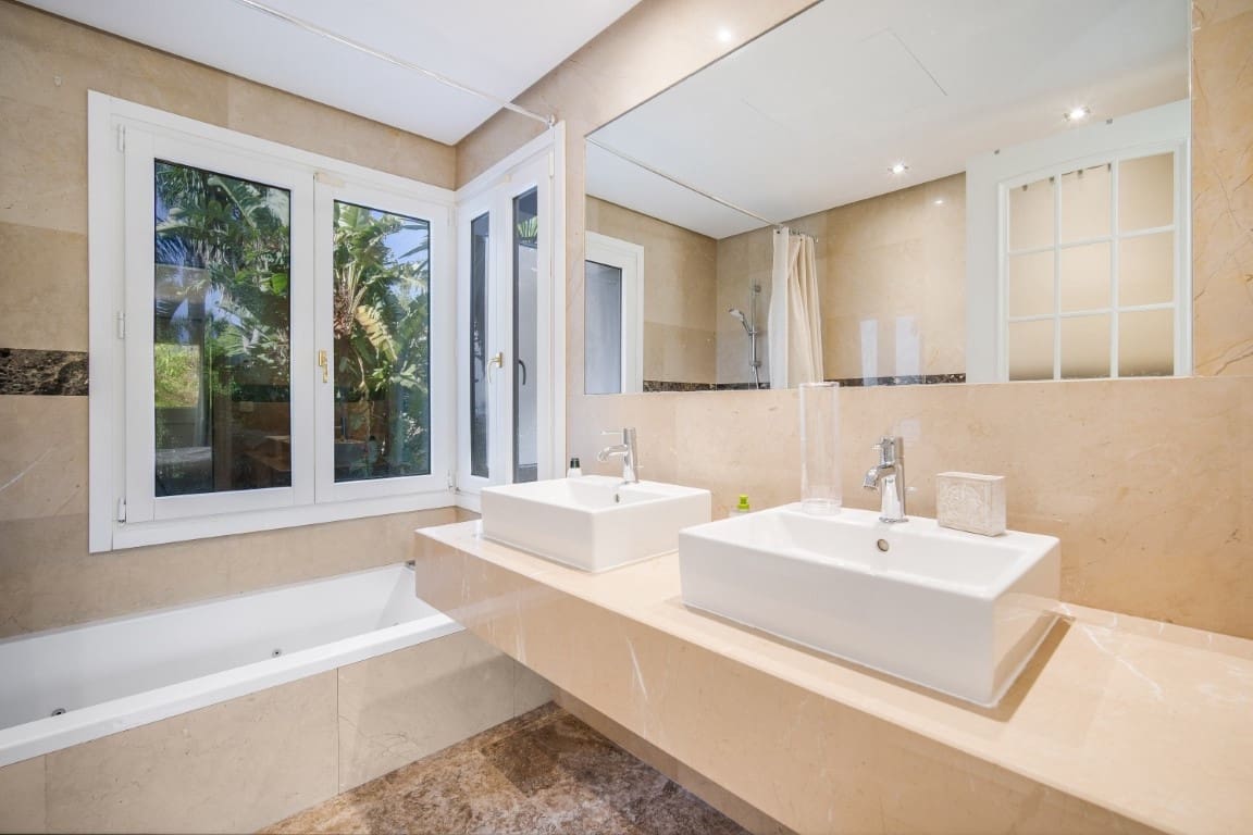 5 soverom Villa til salgs i Golden Mile med svømmebasseng garasje - € 2 650 000 (Ref: 9569958)