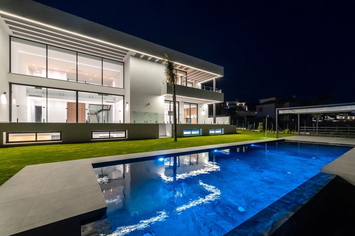 6 bedroom Villa for sale in Benahavis with pool garage - € 3,990,000 (Ref: 9588470)