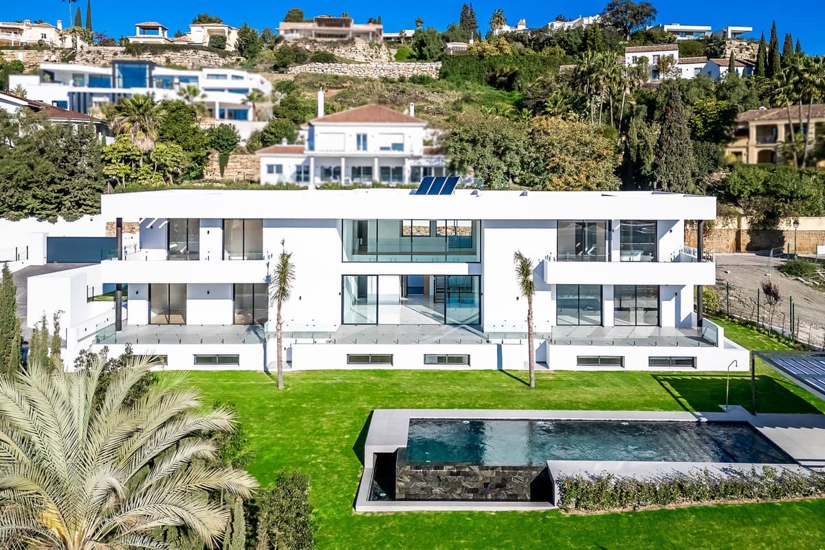 6 bedroom Villa for sale in Benahavis with pool garage - € 3,990,000 (Ref: 9588470)